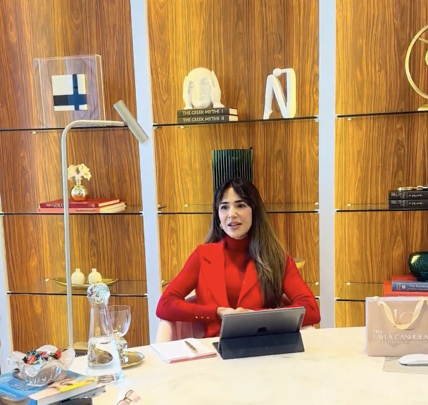 Layla em conversa com uma paciente durante a consulta